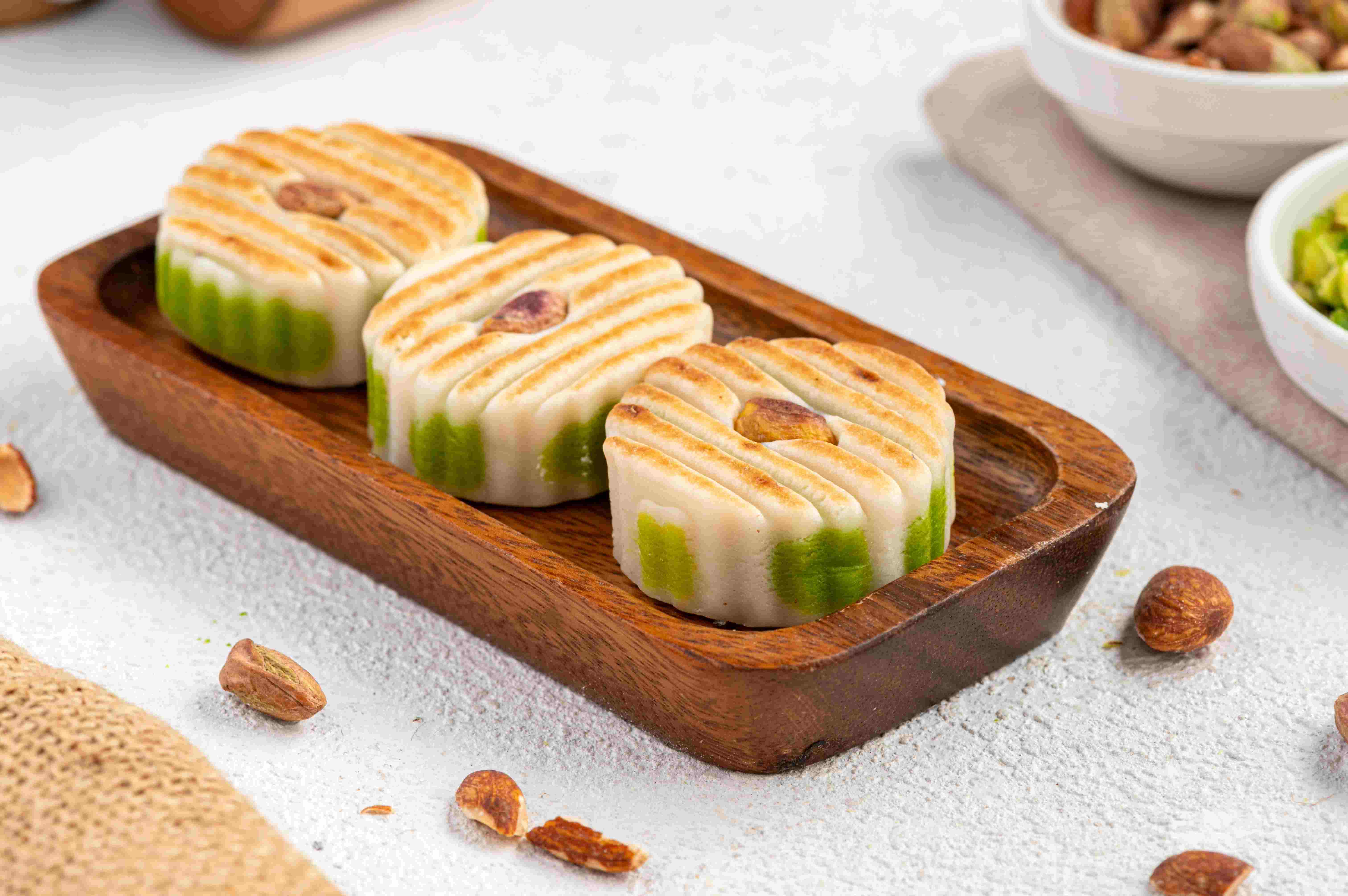 لوزينا ساعة بالفستق